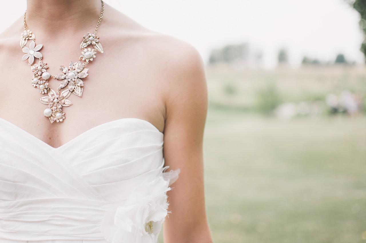 Srebrna czy złota – jaką biżuteria lepiej wpasuje się w ślubną kreację?