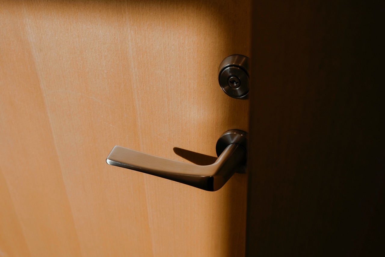 Jak wymienić klamkę w drzwiach?