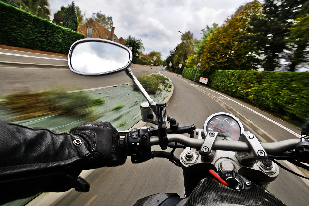 Dodatki dla zapalonego motocyklisty – w co się zaopatrzyć?