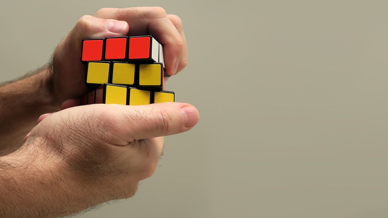 Jakie korzyści dla człowieka przynosi układanie kostki Rubika?