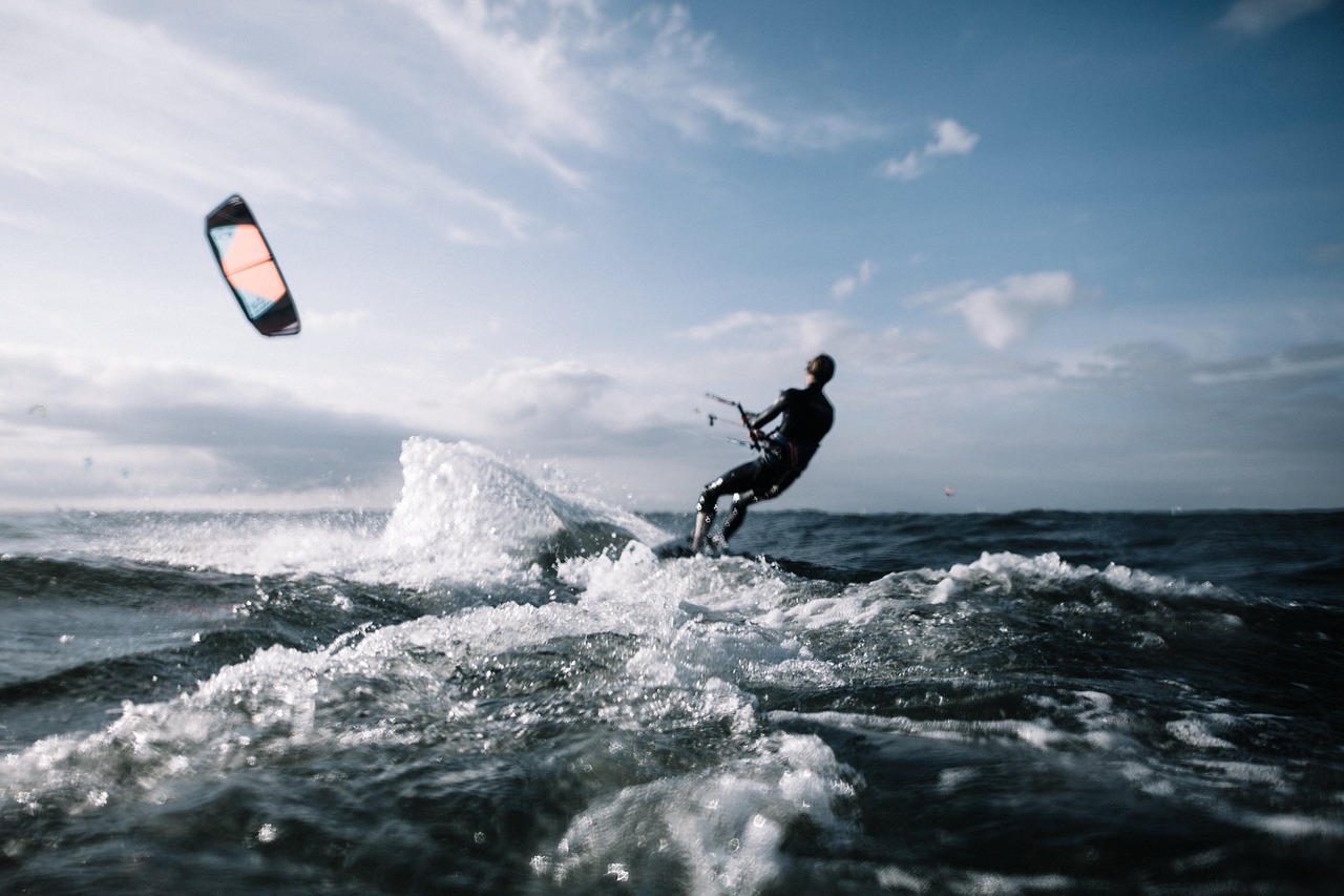 Czym jest kitesurfing i jaki sprzęt jest do tego potrzebny?