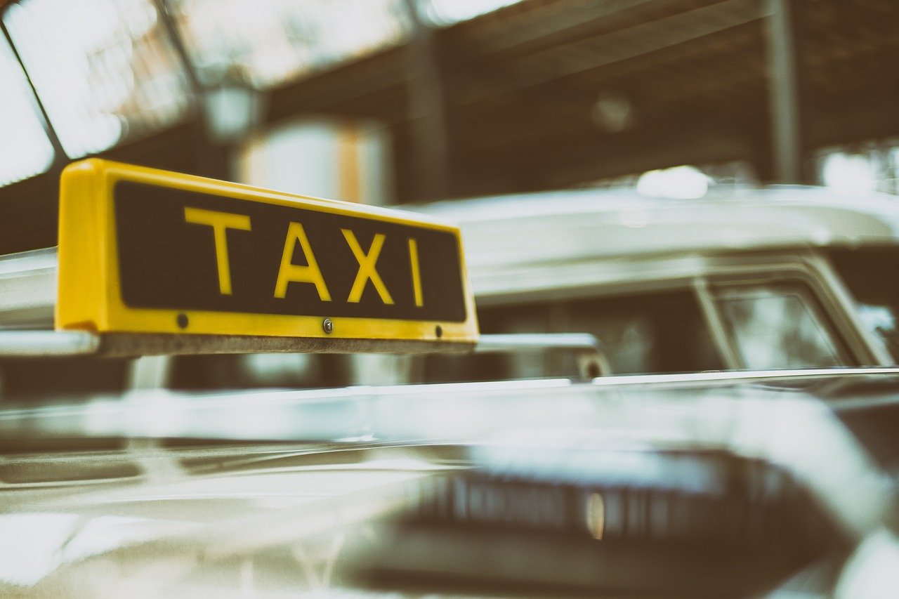 Jakie korzyści są związane z usługami taxi?