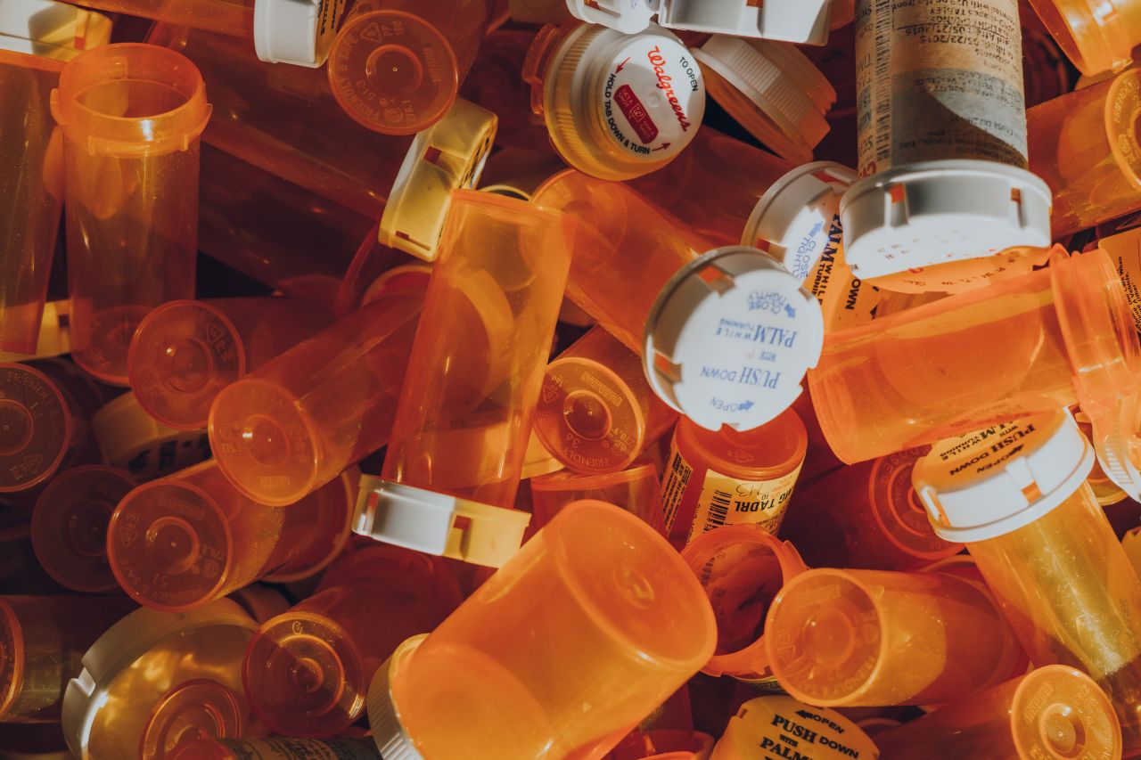 Dlaczego warto korzystać z odpowiednich opakowań farmaceutycznych do przechowywania leków?